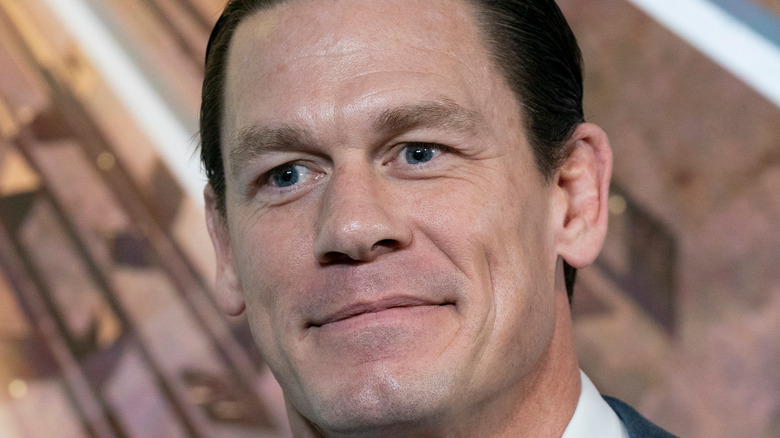 John Cena miling