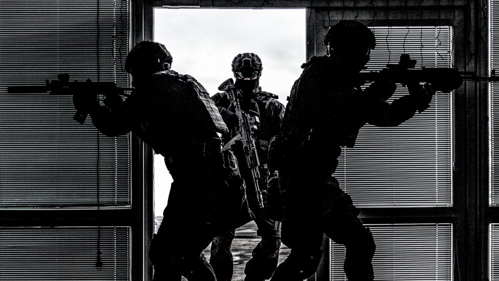SWAT breaking in