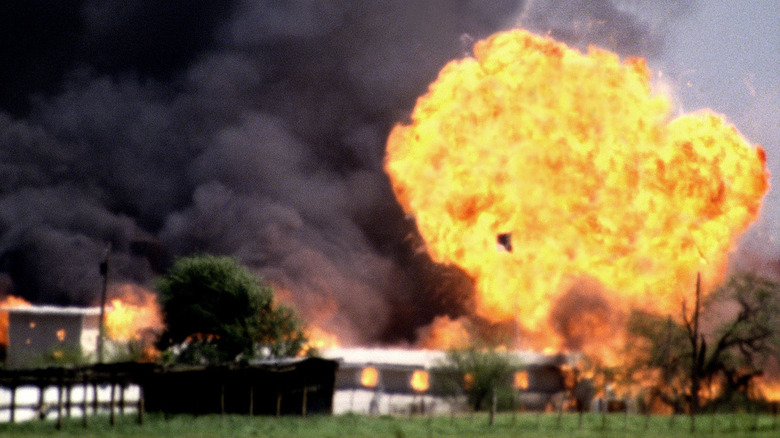 Branch Davidian compound in flames