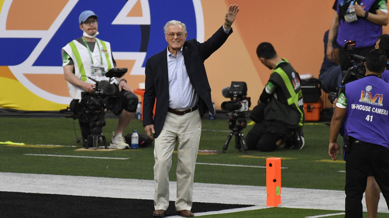 Dick Vermeil waving to crowd
