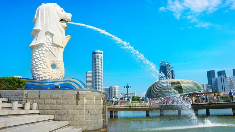 Singapore scene featuring fountain with Merlion