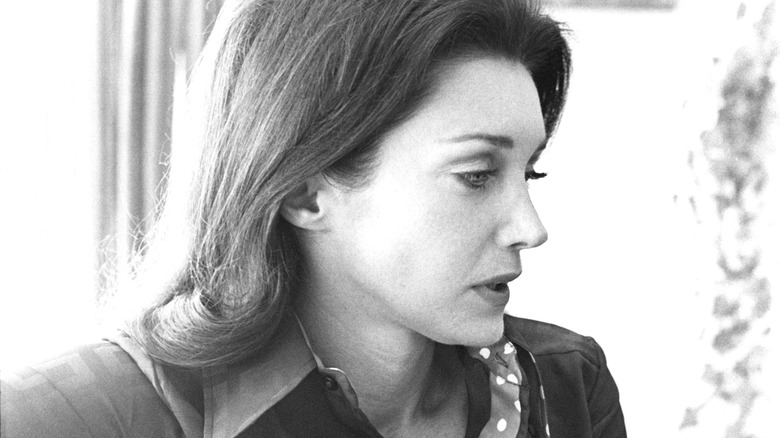 Joanne Carson long hair side profile