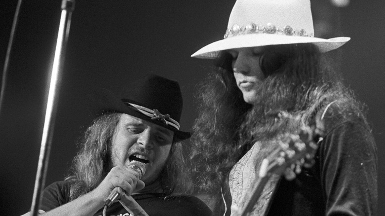 Ronnie Van Zant and Gary Rossington perform