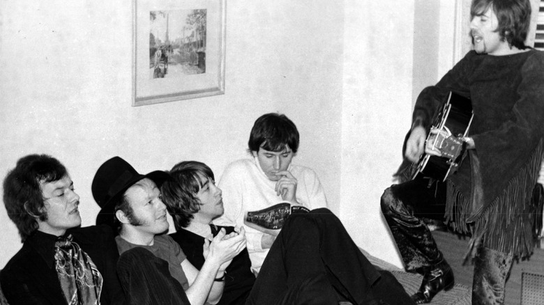 The Hollies jam in hotel room