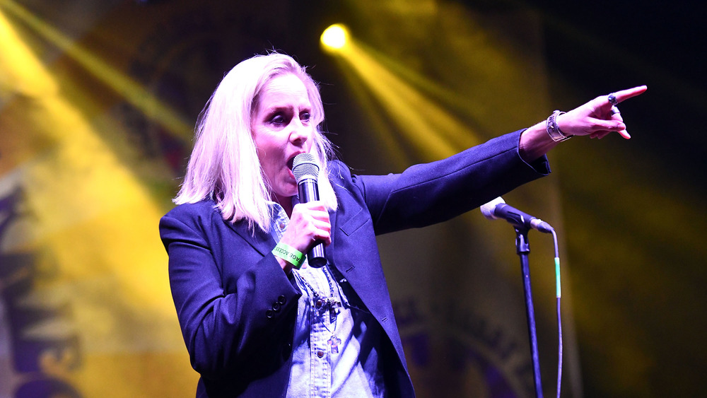 Cherie Currie points