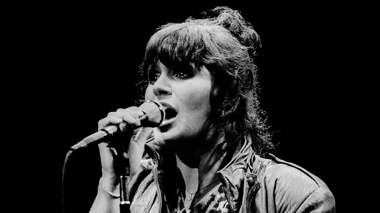 Linda Ronstadt singing on stage
