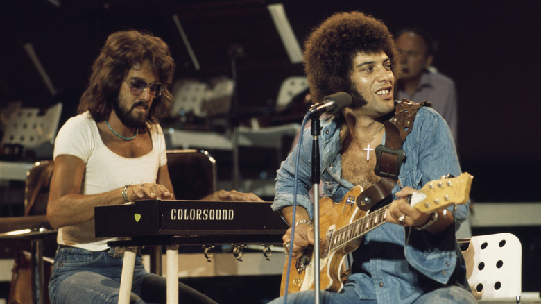 Ray Dorset of Mungo Jerry performing