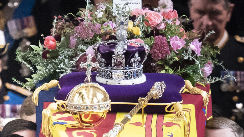 queen elizabeth coffin crown