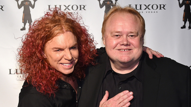 Carrot Top smiling and embracing Louie Anderson