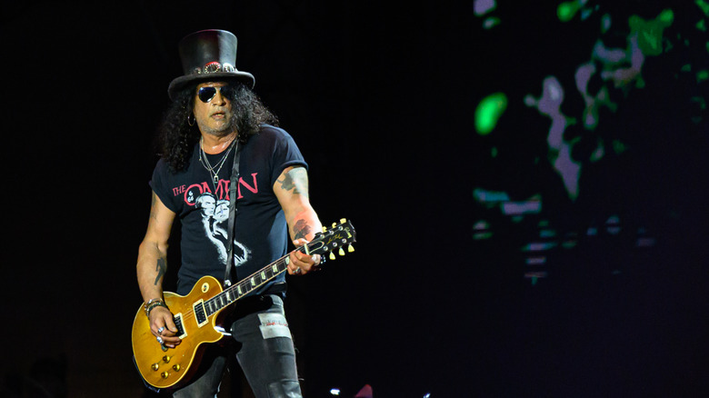 Slash top hat guitar on stage