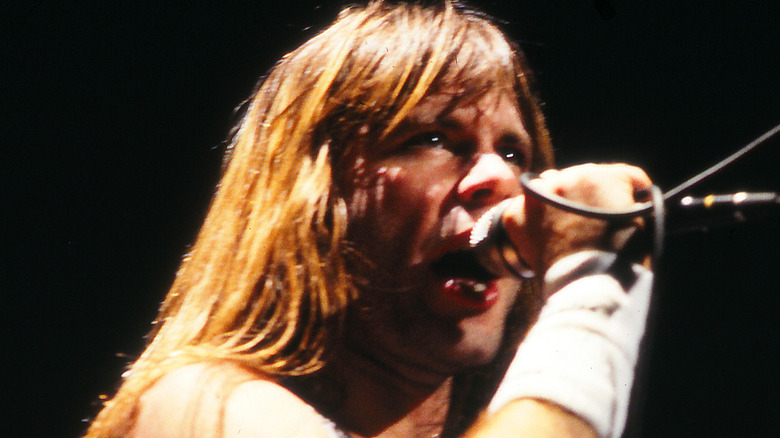bruce dickinson singing on stage
