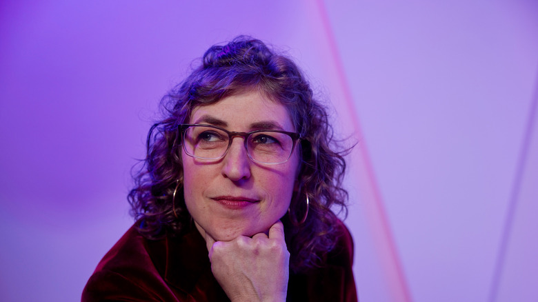 mayim bialik hand chin