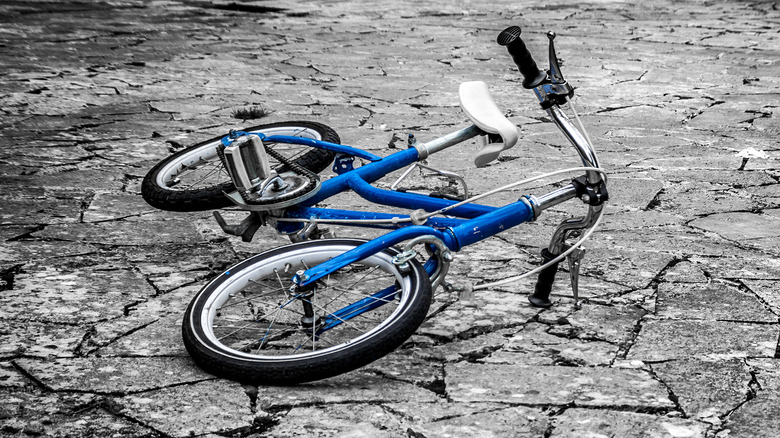 abandoned bicycle on the ground