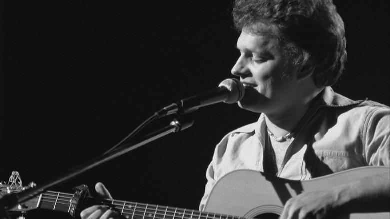 Harry Chapin performing 