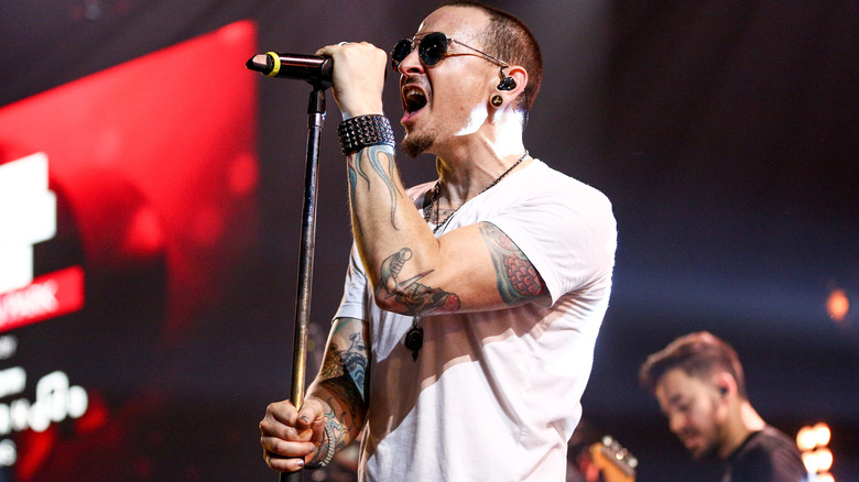 Chester Bennington singing