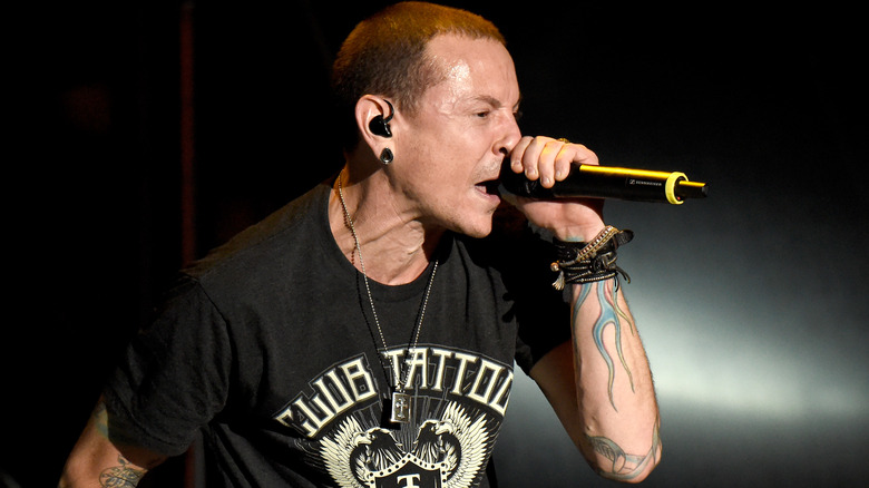 Chester Bennington singing