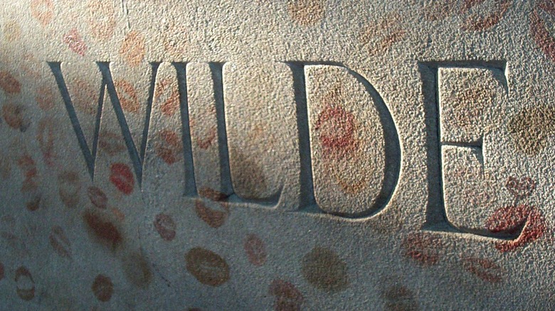 Oscar Wilde grave site enscription