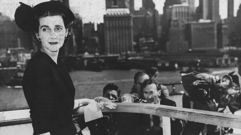 Barbara Hutton being harassed by press