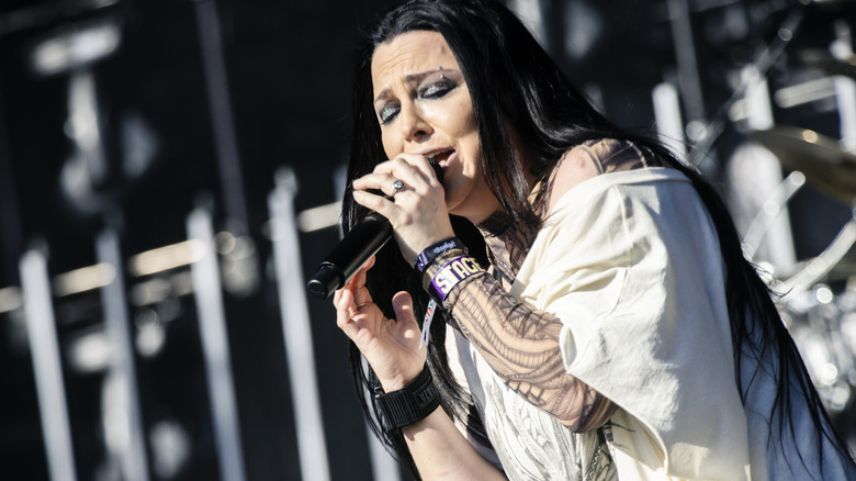 Evanescence's Amy Lee singing