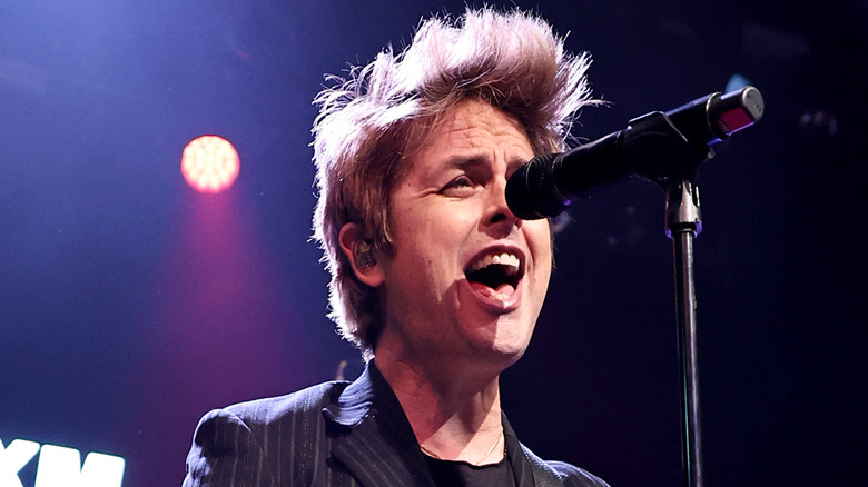 billie joe armstrong singing playing guitar