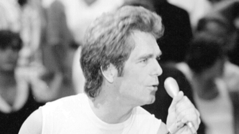 Huey Lewis at mic