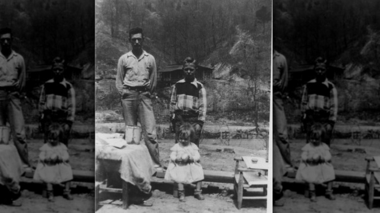 Loretta Lynn father, brother, and sister young and outdoors