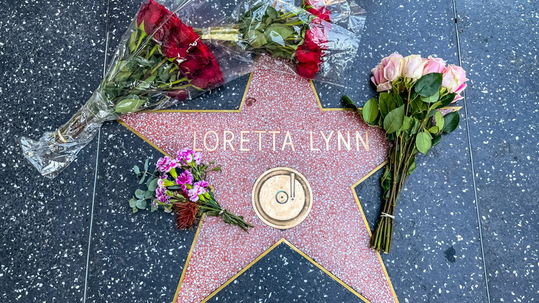 loretta lynn walk of fame star flowers