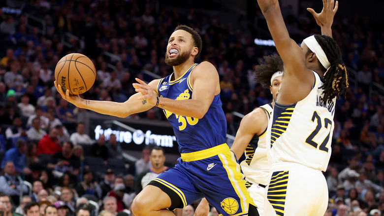 Steph Curry drives in traffic