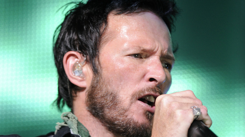 Scott Weiland singing