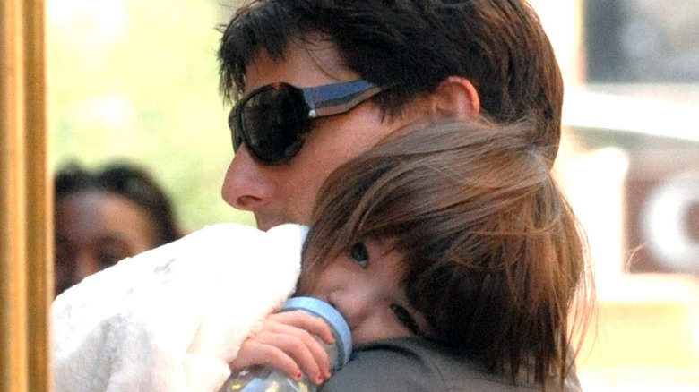 Tom Cruise carries his daughter Suri