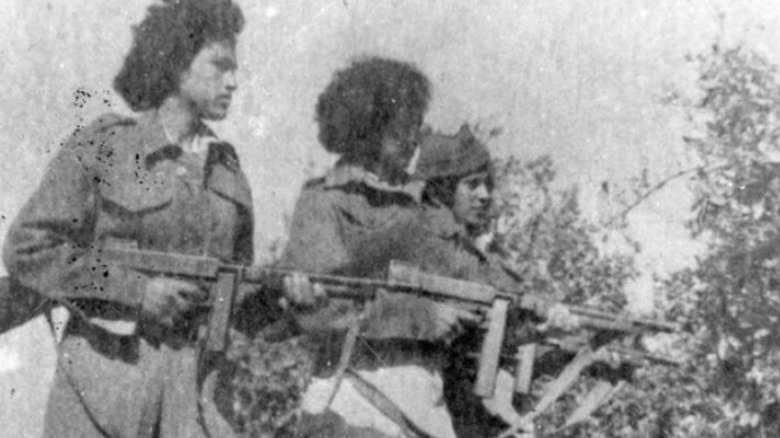 Wojowniczki Lehi trzymające broń