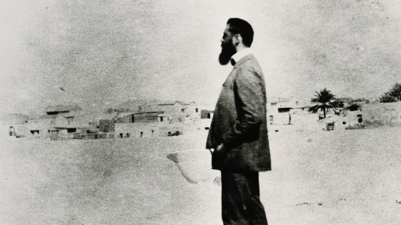 Theodor Herzl w Palestynie stoi z rękami w kieszeniach