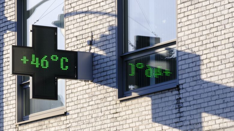 A street thermometer in Brussels