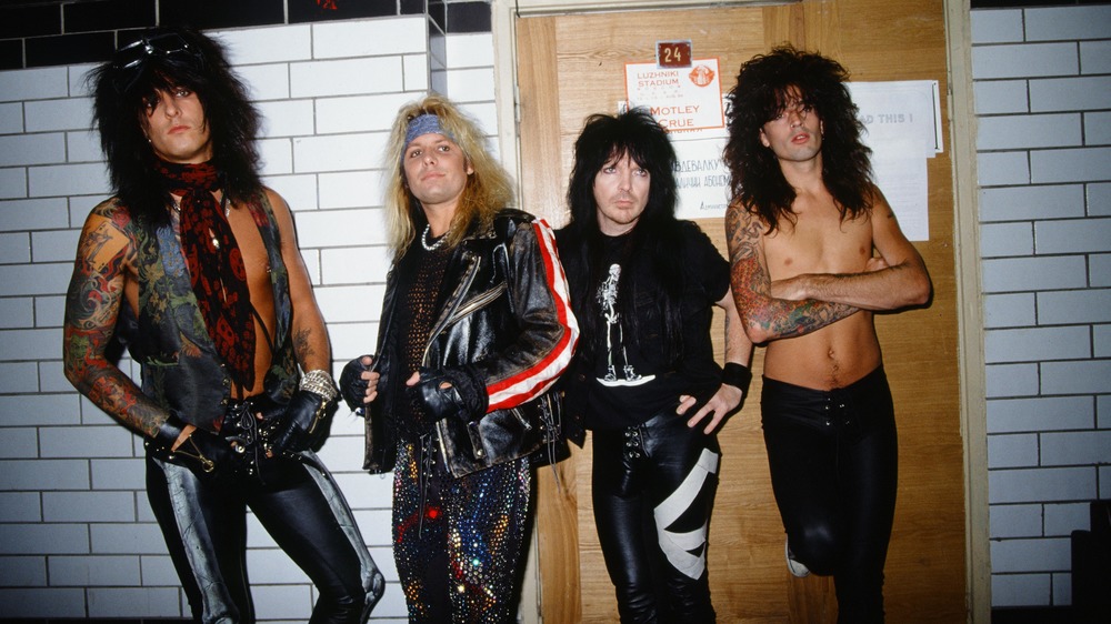  Mötley Crüe leaning up against a wall, 1989. L-R: Nikki Sixx, Vince Neil, Mick Mars, Tommy Lee.