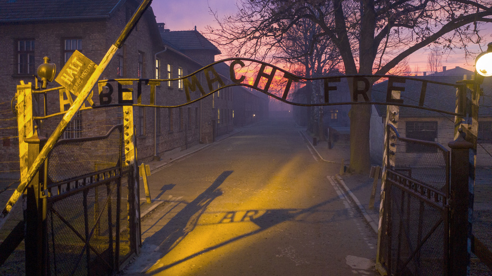 entrance to auschwitz