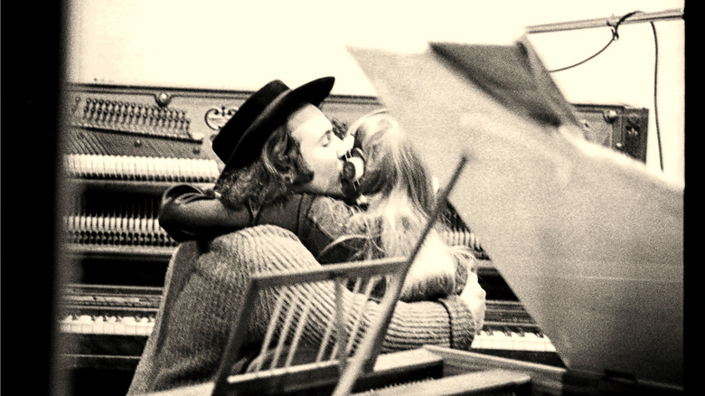 David Crosby kissing Joni Mitchell
