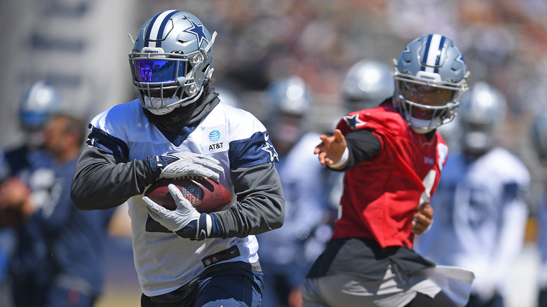 Ezekiel Elliott and Dak Prescott practicing