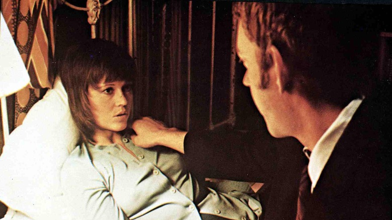 Donald Sutherland holds Jane Fonda's shoulder