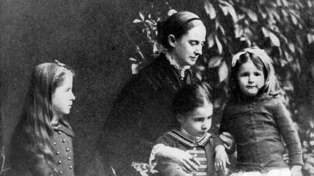 Olivia with children Susy, Clara, and Jean in 1884 at their home in Hartford, Connecticut