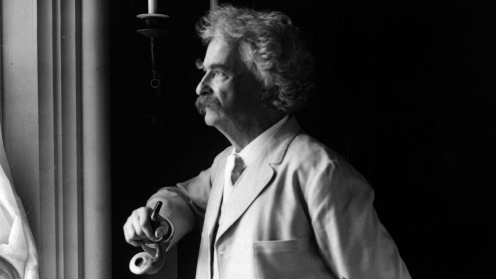 Mark Twain posing for a portrait in 1907
