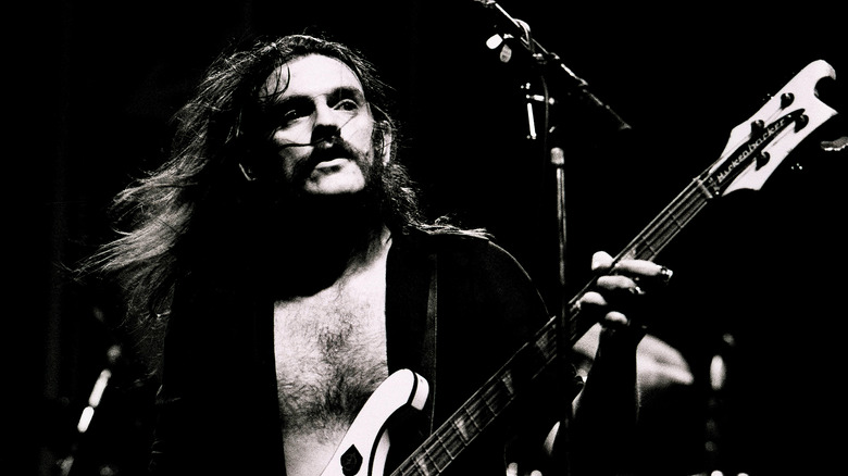 Lemmy Kilmister perfomring