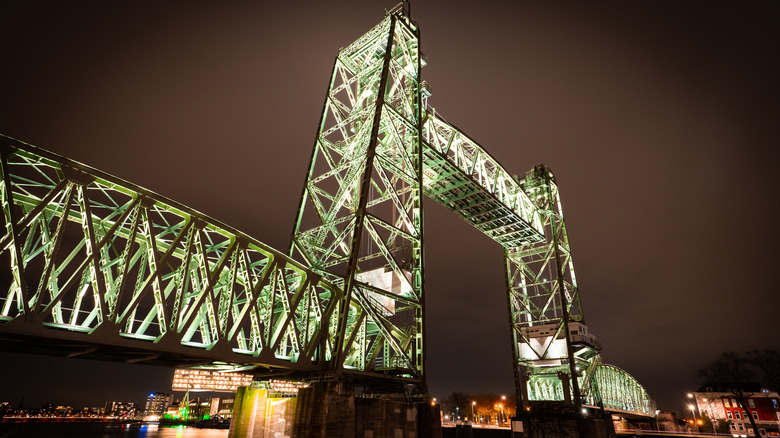 De Hef at night