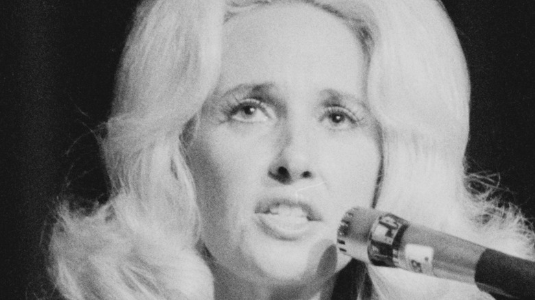 Tammy Wynette singing