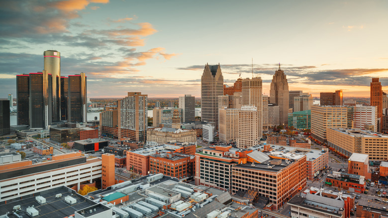 detroit skyline dusk