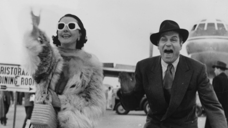 Vivien Leigh and Lawrence Olivier running and laughing