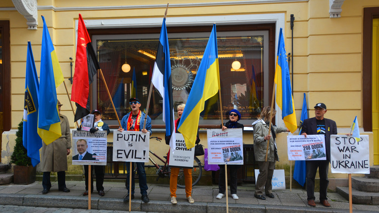 Anti-Putin protesters with flags