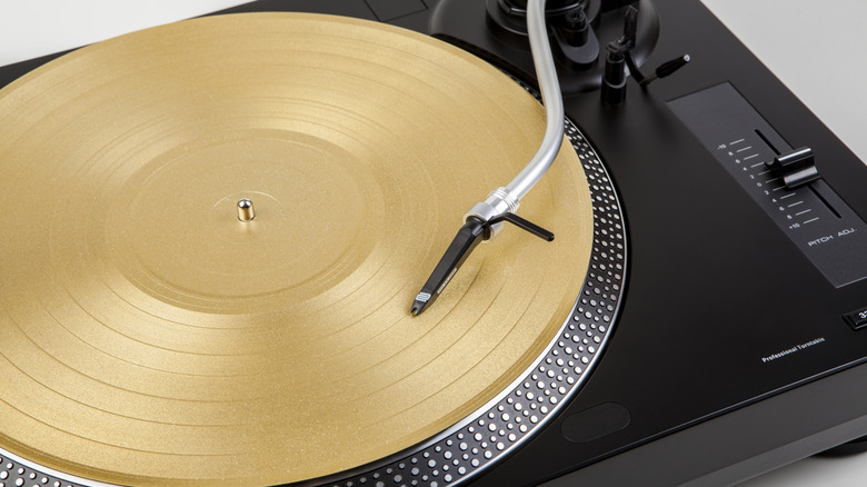 Turntable with tonearm extended