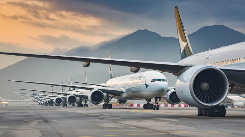 long line of airplanes