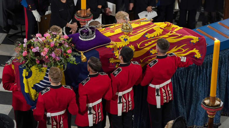 pall bearers around queen Elizabeth's casket
