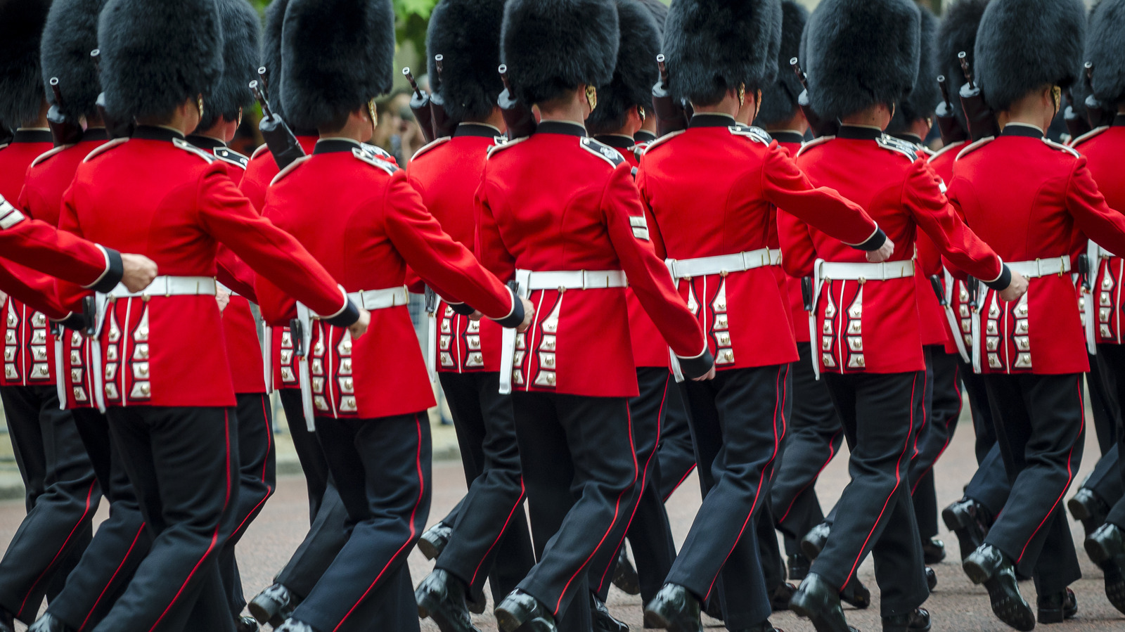 The Unexpectedly Simple Reason For The British Royal Guard's Red Uniform